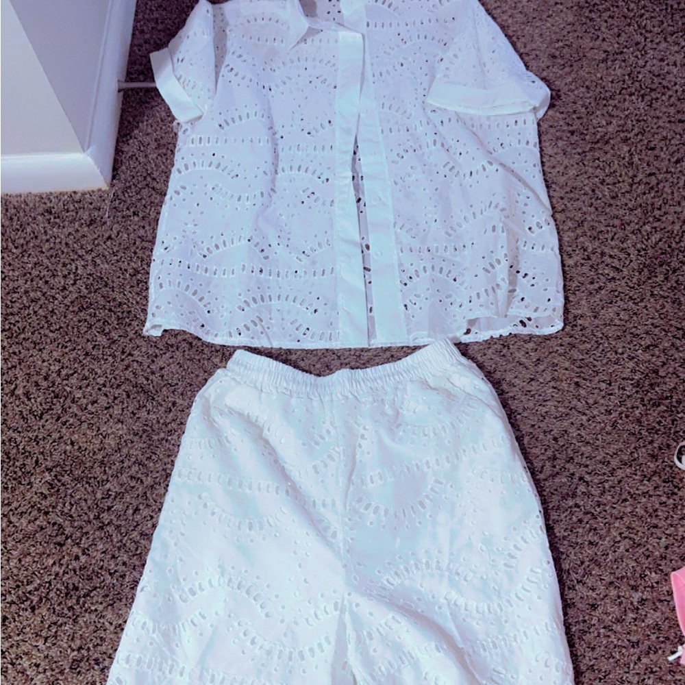 I’m selling a two piece dress for lady. It has bottoms & quality good,size is Xl